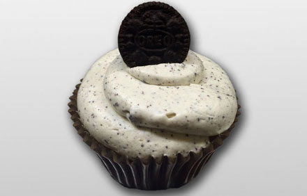 Cupcake de chocolate, buttercream de Oreo y decorada con una mini Oreo