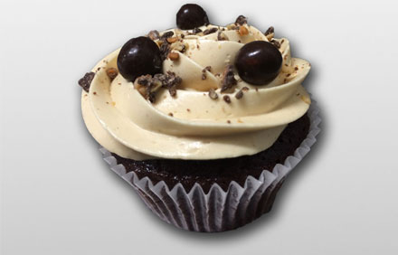 Cupcake de chocolate, buttercream de crema de cacahuete, trocitos de Conguitos y decorado con Conguitos
