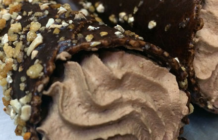 Barquillo bañado en chocolate envuelto en crocanti y relleno de trufa